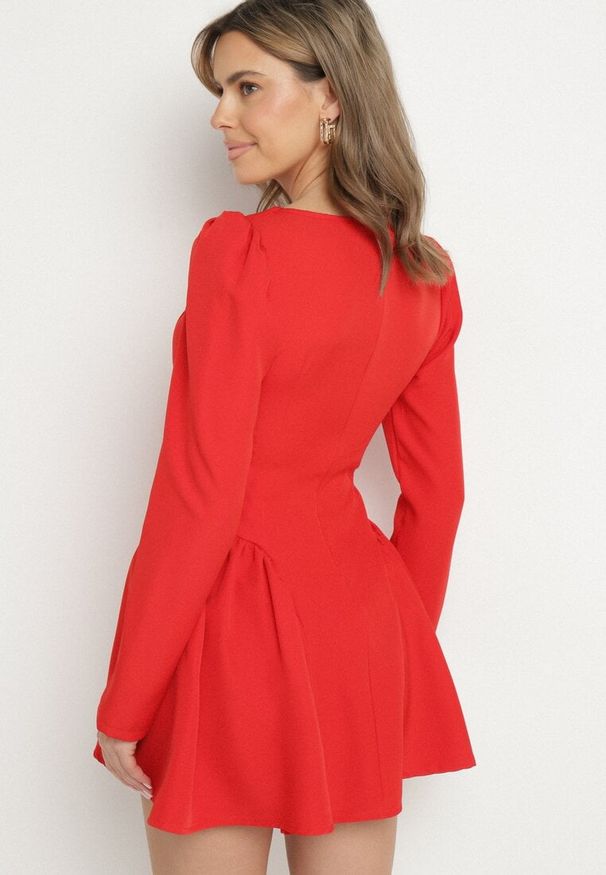 Born2be - Czerwona Koktajlowa Sukienka o Rozkloszowanym Kroju z Falbankami i Gorsetem Farian. Typ kołnierza: kołnierz z falbankami, dekolt gorset. Kolor: czerwony. Długość rękawa: długi rękaw. Typ sukienki: gorsetowe. Styl: wizytowy