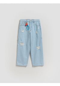 Reserved - Jeansy baggy z brelokiem - niebieski. Kolor: niebieski #1