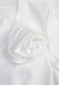 Born2be - Biała Koktajlowa Sukienka VICES ze Zwiewnymi Rękawami i Kwiatową Aplikacją 3D Talilia. Okazja: na wesele, na ślub cywilny, na imprezę. Kolor: biały. Wzór: aplikacja, kwiaty. Styl: wizytowy #7