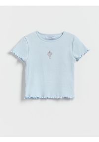 Reserved - Prążkowany t-shirt z aplikacją - jasnoniebieski. Kolor: niebieski. Materiał: prążkowany. Wzór: aplikacja