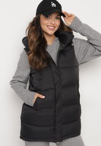 Born2be - Czarna Kamizelka Pikowana z Ozdobnym Suwakiem z Kapturem Fortisse. Okazja: na co dzień, na spotkanie biznesowe. Typ kołnierza: kaptur. Kolor: czarny. Styl: biznesowy, casual, elegancki, klasyczny #4