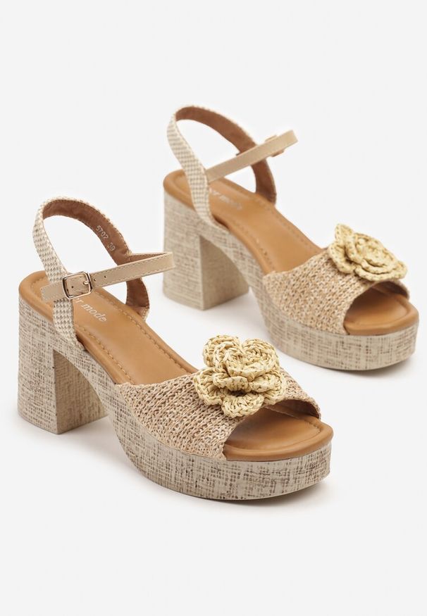 Born2be - Beżowe Sandały na Obcasie i Platformie z Plecionką i Aplikacjami 3D Melzedi. Okazja: na co dzień. Zapięcie: sprzączka. Kolor: beżowy. Wzór: aplikacja. Sezon: lato. Obcas: na obcasie. Styl: casual, elegancki, klasyczny. Wysokość obcasa: średni