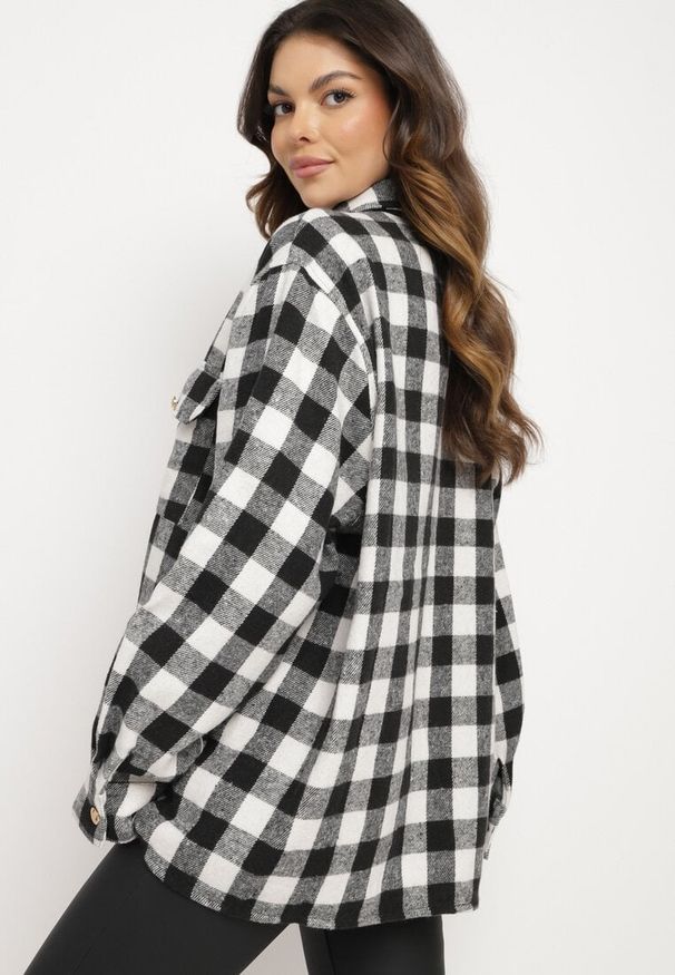 Born2be - Czarno-Biała Koszula w Kratkę Oversize z Kieszeniami na Klapy Kairisse. Kolor: czarny. Wzór: kratka
