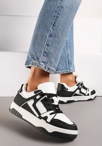 Renee - Czarno-Białe Sneakersy Ozdobione Jeansowymi Naszywkami Cliome. Kolor: czarny. Materiał: jeans. Wzór: aplikacja #1