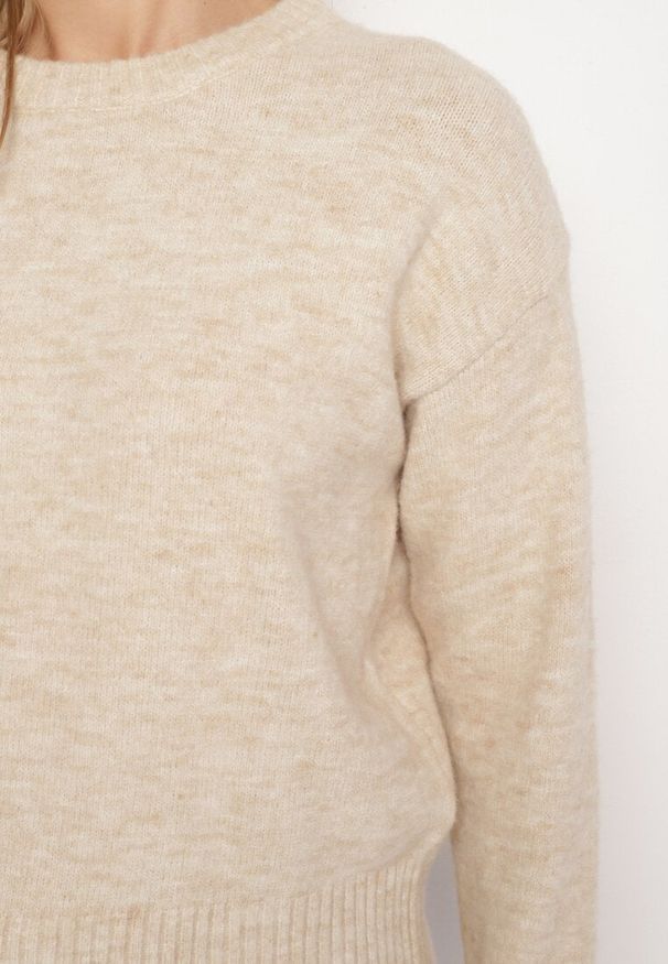 Born2be - Beżowy Sweter o Klasycznym Fasonie z Wełną Avartissa. Kolor: beżowy. Materiał: wełna. Wzór: geometria, aplikacja. Styl: klasyczny