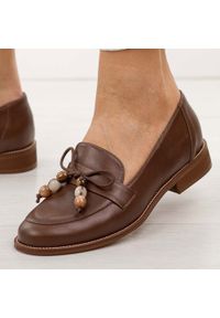 DEONI - J.brązowe skórzane Polskie mokasyny damskie Deoni D042. Okazja: na co dzień. Kolor: brązowy. Materiał: skóra. Szerokość cholewki: normalna. Sezon: wiosna, jesień, lato. Styl: casual, elegancki, klasyczny #1