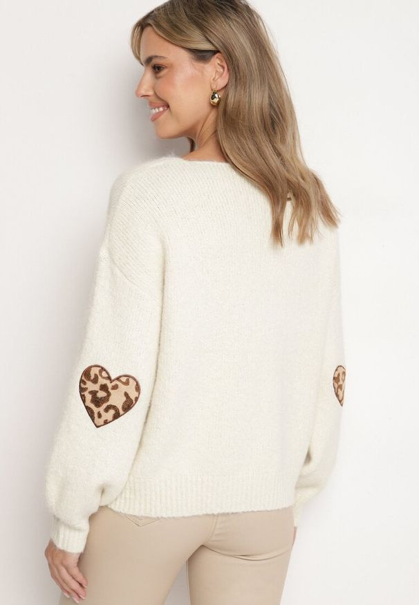 Born2be - Jasnobeżowy Sweter z Wełną i Ozdobnymi Naszywkami na Łokciach Norethra. Typ kołnierza: dekolt w serek. Kolor: beżowy. Materiał: wełna. Długość rękawa: długi rękaw. Długość: długie. Wzór: aplikacja. Sezon: zima, jesień. Styl: elegancki
