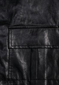 Born2be - Czarna Kurtka Ramoneska Bomberka Ściągana po Bokach Salanthe. Okazja: na co dzień. Kolor: czarny. Materiał: poliester, jeans. Styl: casual #4