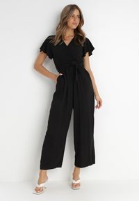 Born2be - Czarny Kombinezon z Wiskozy Cephinous. Okazja: na co dzień. Kolor: czarny. Materiał: wiskoza. Długość rękawa: krótki rękaw. Długość: krótkie. Wzór: jednolity. Sezon: lato. Styl: casual #1