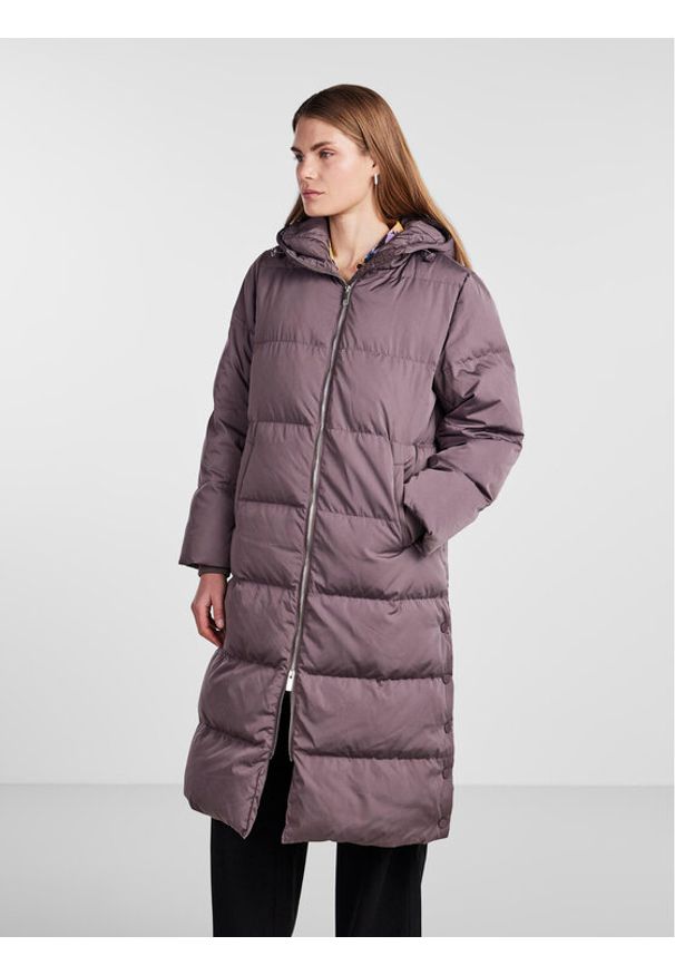 YAS Płaszcz zimowy 26023635 Fioletowy Regular Fit. Kolor: fioletowy. Materiał: syntetyk. Sezon: zima
