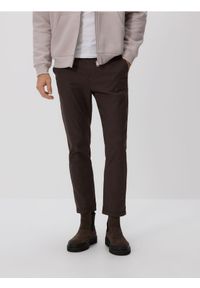 Reserved - Spodnie joggery - ciemnobrązowy. Kolor: brązowy. Materiał: bawełna, tkanina