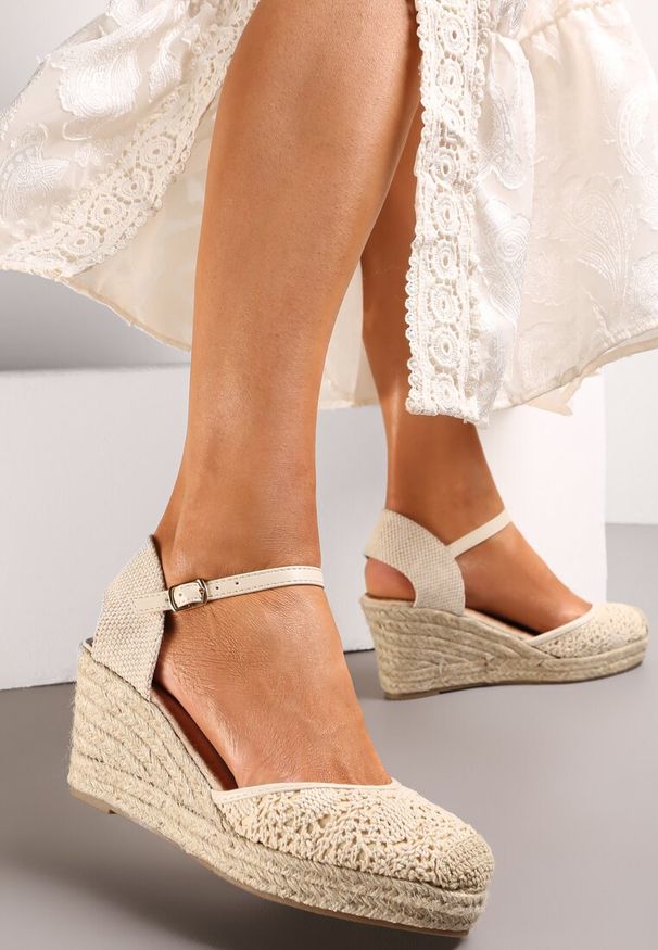 Renee - Beżowe Koronkowe Sandały na Koturnie z Plecionki Welina. Kolor: beżowy. Materiał: koronka. Obcas: na koturnie