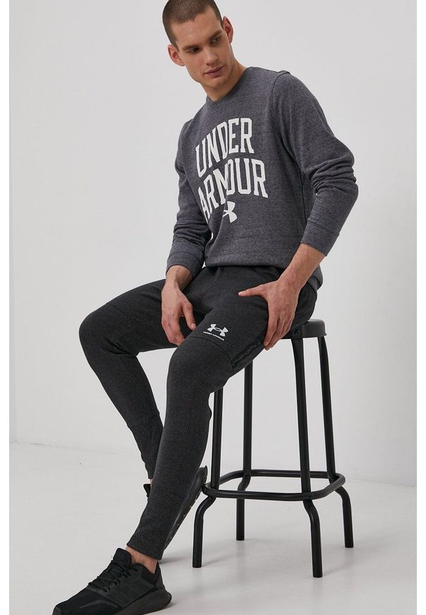 Under Armour - Bluza. Okazja: na co dzień. Kolor: szary. Materiał: dzianina. Wzór: nadruk. Styl: casual