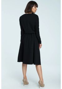 BeWear - Rozkloszowana sukienka dresowa z gumką w pasie czarna. Okazja: na co dzień. Kolor: czarny. Materiał: dresówka. Długość rękawa: długi rękaw. Typ sukienki: rozkloszowane, proste. Styl: casual, elegancki, klasyczny #3