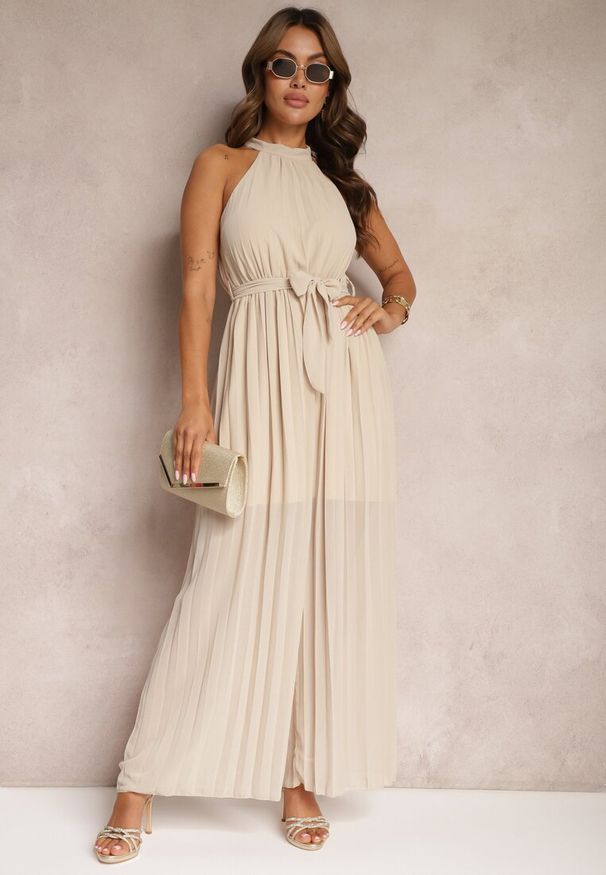 Renee - Beżowy Kombinezon z Dekoltem Typu Halter i Gumką w Talii Zolefia. Kolor: beżowy. Długość: długie. Styl: elegancki