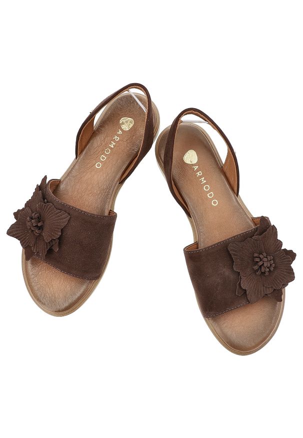 Sandały damskie Armodo, cholewka ze skóry naturalnej zamszowej odkryta konstrukcja z szerokim pasem ozdobnym motywem kwiatowym stabilna niska podeszw. Okazja: na co dzień. Kolor: brązowy. Materiał: zamsz, skóra. Wzór: kwiaty. Styl: casual