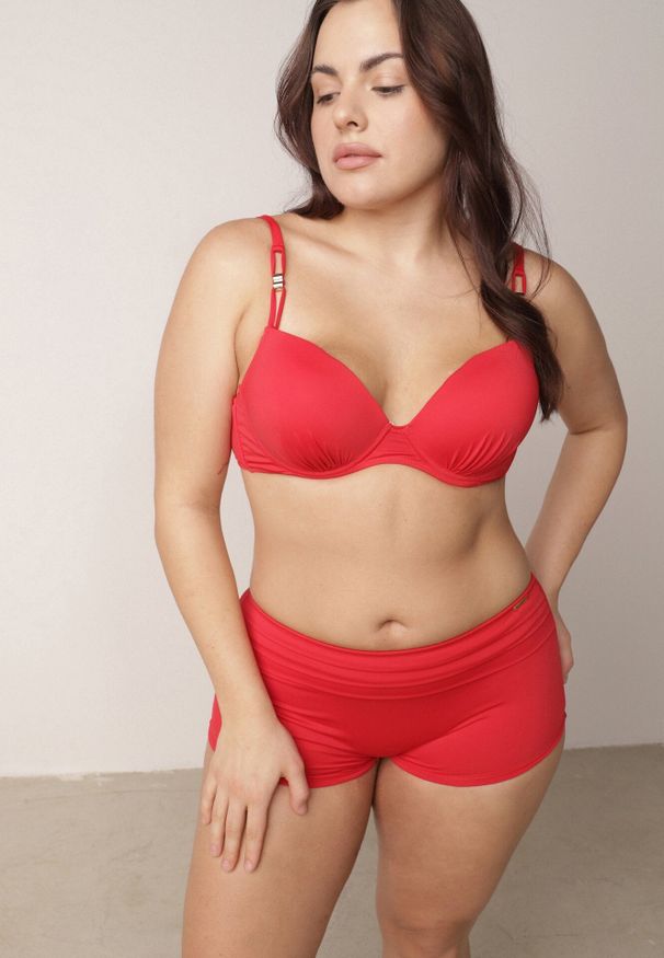 Born2be - Czerwone Bikini z Ozdobnym Marszczeniem Biustonosz i Majtki Typu Bokserki Peiria. Kolor: czerwony