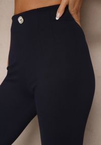 Renee - Granatowe Legginsy High Waist z Wiskozą z Cyrkoniowym Guzikiem Naliselle. Okazja: na co dzień. Stan: podwyższony. Kolor: niebieski. Materiał: wiskoza. Styl: elegancki, casual #3