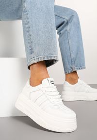 Renee - Białe Sneakersy na Platformie Ozdobione Paskami i Perforacją Fonadel. Okazja: na co dzień. Zapięcie: pasek. Kolor: biały. Materiał: jeans. Wzór: aplikacja. Obcas: na platformie #6