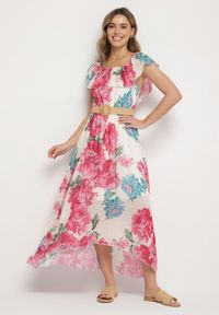 Born2be - Fuksjowa Sukienka Typu Hiszpanka w Kwiaty z Paskiem Sademire. Okazja: na co dzień. Typ kołnierza: dekolt hiszpanka. Kolor: różowy. Wzór: kwiaty. Styl: casual #1