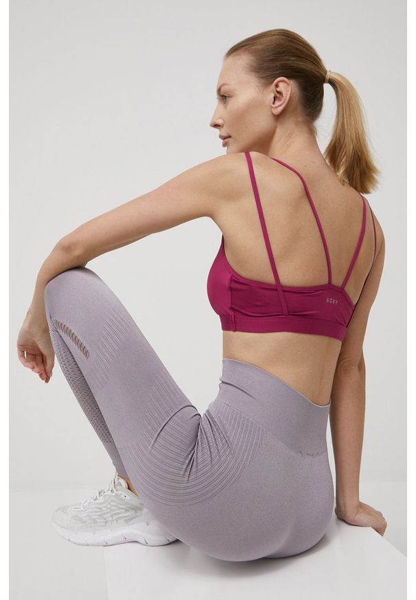 Roxy biustonosz sportowy Feel Like Me kolor różowy gładki. Kolor: różowy. Materiał: materiał, włókno. Rodzaj stanika: wyciągane miseczki. Wzór: gładki. Sport: turystyka piesza, joga i pilates