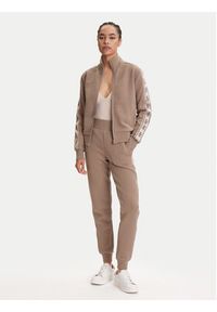 Guess Spodnie dresowe V2YB15 KB3P2 Brązowy Regular Fit. Kolor: brązowy. Materiał: bawełna
