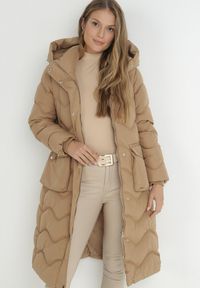 Born2be - Ciemnobeżowa Kurtka Pikowana z Paskiem Jalogi. Okazja: na co dzień. Typ kołnierza: komin. Kolor: beżowy. Materiał: wełna, materiał. Długość rękawa: długi rękaw. Długość: długie. Sezon: zima. Styl: casual #3