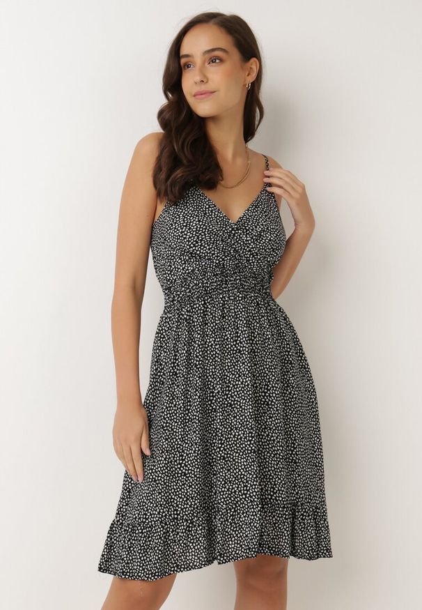 Born2be - Czarna Sukienka Agalena. Typ kołnierza: dekolt kopertowy. Kolor: czarny. Materiał: bawełna. Długość rękawa: na ramiączkach. Typ sukienki: kopertowe. Długość: mini