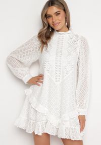 Born2be - Biała Trapezowa Sukienka Mini z Ażurowym Wzorem i Falbankami Virenia. Typ kołnierza: kołnierz z falbankami. Kolor: biały. Wzór: ażurowy. Typ sukienki: trapezowe. Długość: mini #5