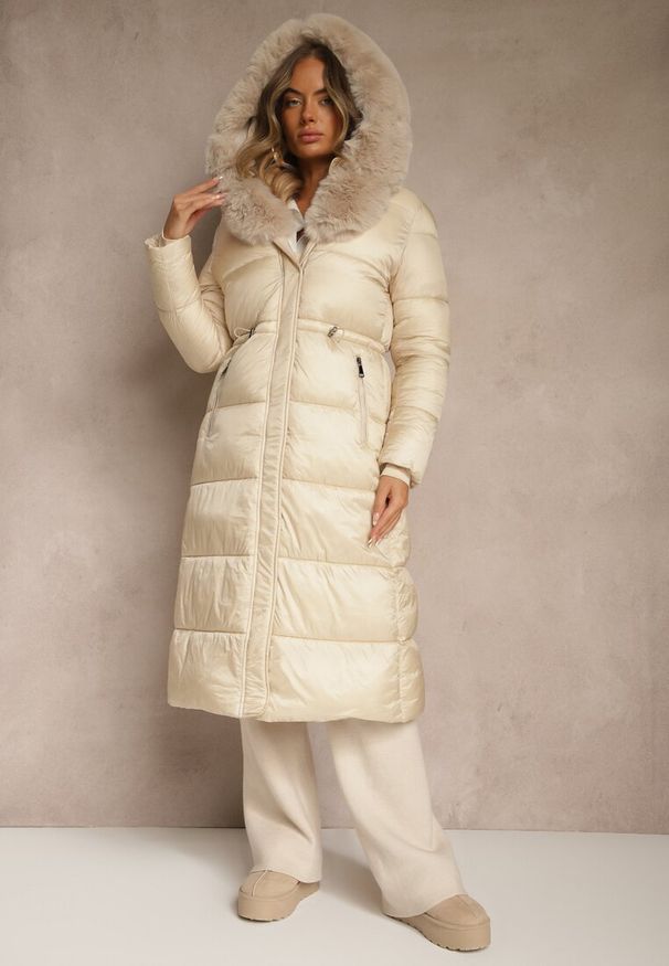 Renee - Beżowa Puchowa Kurtka Pikowana o Długim Kroju z Kapturem z Futerkiem Bavea. Okazja: na spacer, na co dzień. Typ kołnierza: kaptur. Kolor: beżowy. Materiał: futro, puch. Długość: długie. Styl: casual