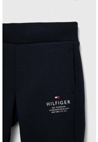 TOMMY HILFIGER - Tommy Hilfiger spodnie dresowe dziecięce kolor granatowy z nadrukiem. Okazja: na co dzień. Kolor: niebieski. Materiał: dresówka. Wzór: nadruk. Styl: casual #3
