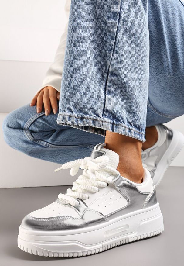 Renee - Biało-Srebrne Sneakersy na Platformie Wiązane na Szerokie Sznurowadła Viletra. Kolor: biały. Szerokość cholewki: normalna. Obcas: na platformie