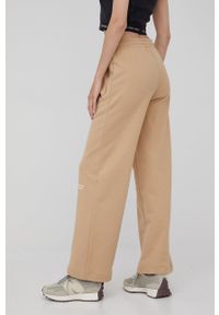 Calvin Klein Jeans spodnie bawełniane damskie kolor beżowy gładkie. Stan: podwyższony. Kolor: beżowy. Materiał: bawełna. Wzór: gładki #4