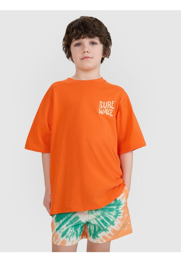 4f - 4F T-shirt oversize z nadrukiem chłopięcy - pomarańczowy 140 (9-10 lat). Okazja: na co dzień. Kolor: pomarańczowy. Materiał: dzianina, bawełna, jersey. Długość rękawa: krótki rękaw. Długość: krótkie. Wzór: nadruk. Sezon: lato. Styl: klasyczny, sportowy, casual