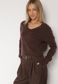 Born2be - Brązowy Sweter z Wiskozą i Wełną z Dekoltem w Serek Claida. Okazja: na co dzień. Typ kołnierza: dekolt w serek. Kolor: brązowy. Materiał: wełna, wiskoza. Styl: casual