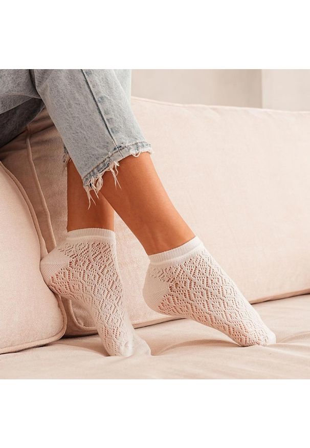 Milena - Ażurowe stopki damskie 1002 ecru. Materiał: elastan, bawełna, poliamid, materiał. Wzór: ażurowy