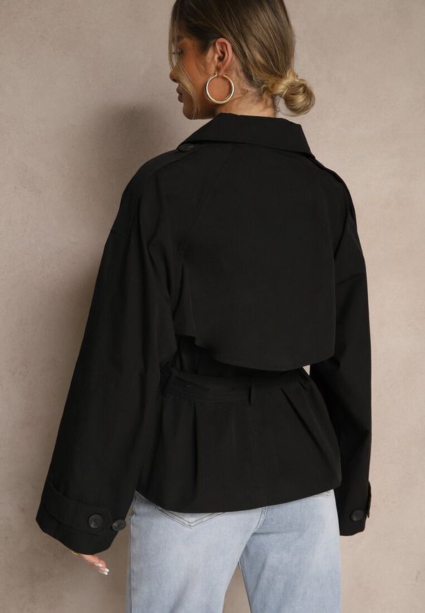 Renee - Czarna Dwurzędowa Kurtka w Stylu Trencza o Krótkim Kroju z Paskiem Stellis. Kolor: czarny. Materiał: jeans, poliester. Długość: krótkie