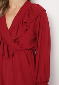 Born2be - Bordowa Rozkloszowana Sukienka o Kopertowym Kroju z Falbankami Celonara. Okazja: na imprezę. Typ kołnierza: kołnierz z falbankami. Kolor: czerwony. Typ sukienki: kopertowe. Styl: elegancki #3