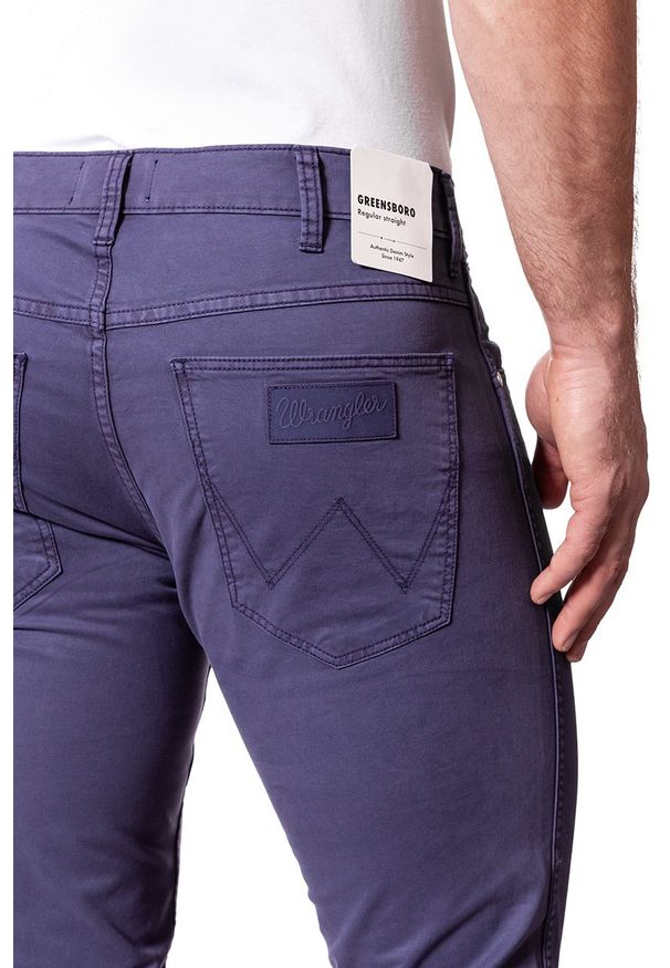 Wrangler - WRANGLER SPODNIE MĘSKIE GREENSBORO DUSK PURPLE W15QRU25K 112127055. Materiał: jeans