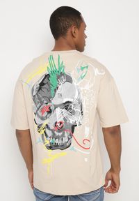 Born2be - Beżowa Koszulka z Krótkim Rękawem T-Shirt z Nadrukiem z Przodu i na Plecach Franestia. Okazja: na co dzień. Kolor: beżowy. Materiał: jeans. Długość rękawa: krótki rękaw. Długość: krótkie. Wzór: nadruk. Styl: casual, elegancki #4