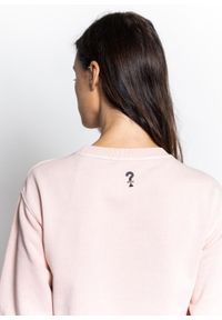 Bluza damska Guess Dagmar Graphic Print Sweatshirt (W1YQ97K68I1-F62B). Kolor: różowy. Materiał: materiał, denim, jeans. Wzór: nadruk. Sezon: lato. Styl: młodzieżowy