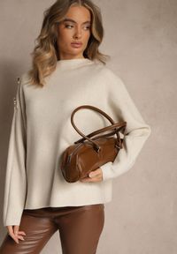 Renee - Jasnobeżowy Sweter z Metalicznymi Guzikami na Ramieniu Ederlia. Okazja: do pracy, na spotkanie biznesowe. Typ kołnierza: golf. Kolor: beżowy. Materiał: skóra. Styl: elegancki, biznesowy #2