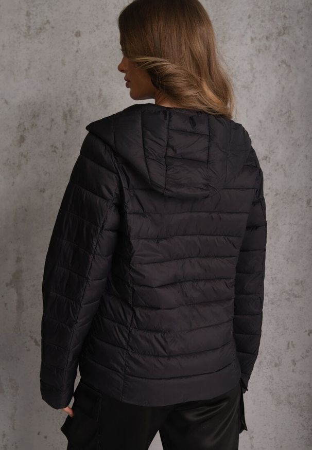 Renee - Czarna Pikowana Kurtka Przejściowa z Kapturem Pretirra. Okazja: na co dzień. Typ kołnierza: kaptur. Kolor: czarny. Materiał: jeans, nylon. Styl: casual