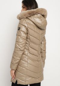 Born2be - Ciemnobeżowa Pikowana Kurtka z Kapturem i Futerkiem z Możliwością Odpięcia Elentina. Okazja: na co dzień, na spotkanie biznesowe, do pracy. Typ kołnierza: kaptur. Kolor: beżowy. Materiał: futro. Styl: biznesowy, casual #5