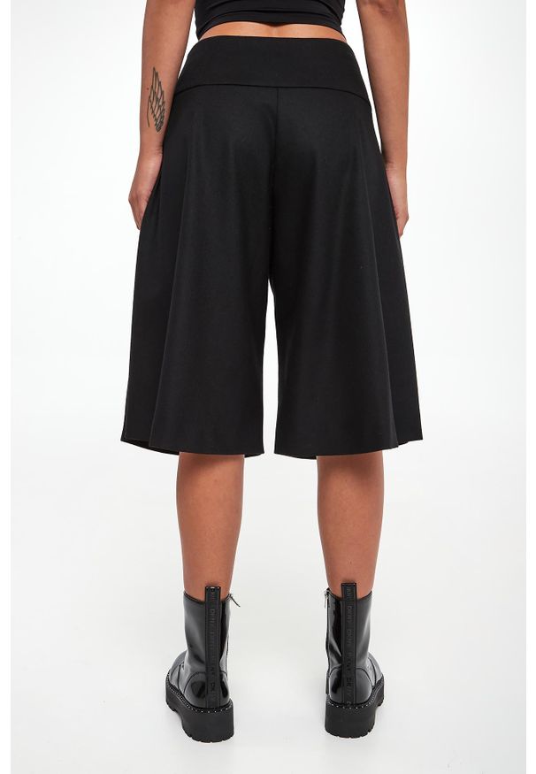 Versace Jeans Couture - Bermudy damskie wełniane VERSACE JEANS COUTURE. Materiał: wełna