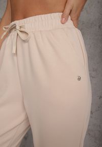 Renee - Beżowe Sportowe Spodnie Typu Jogger High Waist ze Ściągaczem w Talii Isirona. Okazja: na co dzień. Stan: podwyższony. Kolor: beżowy. Długość: krótkie. Styl: sportowy #5