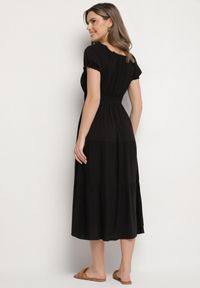 Born2be - Czarna Sukienka o Rozkloszowanym Kroju z Dekoltem Typu Łódka Miranea. Okazja: na co dzień. Kolor: czarny. Materiał: jeans. Typ sukienki: proste, rozkloszowane. Styl: casual, klasyczny #4