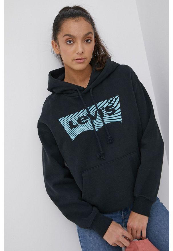 Levi's® - Levi's bluza bawełniana damska kolor czarny z kapturem z nadrukiem. Okazja: na spotkanie biznesowe, na co dzień. Typ kołnierza: kaptur. Kolor: czarny. Materiał: bawełna. Długość rękawa: długi rękaw. Długość: długie. Wzór: nadruk. Styl: casual, biznesowy