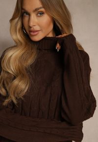 Renee - Brązowa Sukienka Sweterkowa z Golfem Wełną Bawełną i Ozdobnym Splotem Reilenea. Okazja: na imprezę. Typ kołnierza: golf. Kolor: brązowy. Materiał: wełna, bawełna. Wzór: ze splotem. Styl: elegancki #4