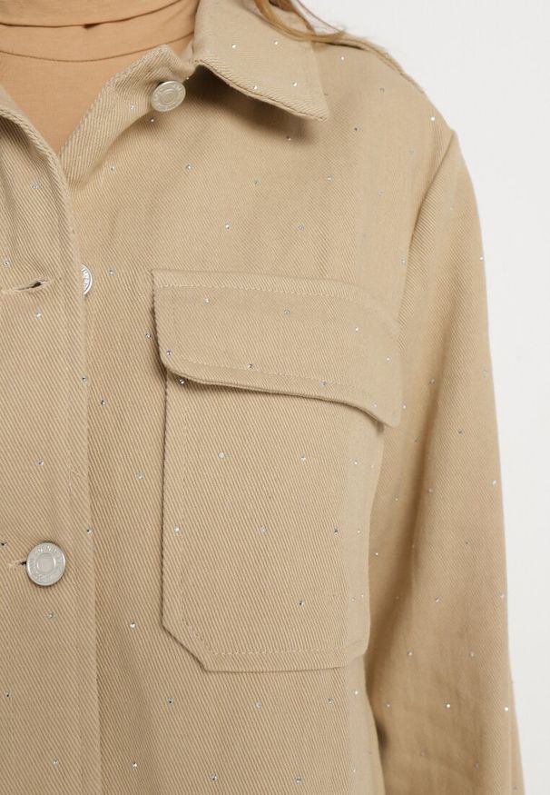 Born2be - Beżowa Bawełniana Koszula Ozdobiona Cyrkoniami na Guziki Nerelise. Typ kołnierza: kołnierzyk klasyczny. Kolor: beżowy. Materiał: bawełna. Długość rękawa: długi rękaw. Długość: długie. Wzór: aplikacja. Styl: elegancki, klasyczny